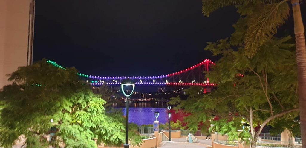 Il ponte sul fiune Brisbane illuminato con il Tricolore italiano