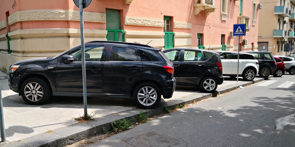 Messina. Parcheggio assurdo sul marciapiede