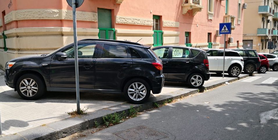 Messina. Parcheggio assurdo sul marciapiede