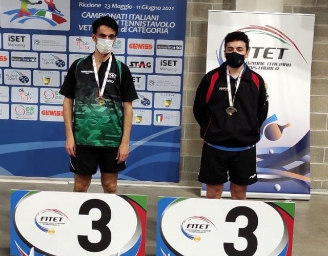 A sinistra Marcello Arcigli, Pongistica Messina, premiato ai Campionati Italiani di Riccione