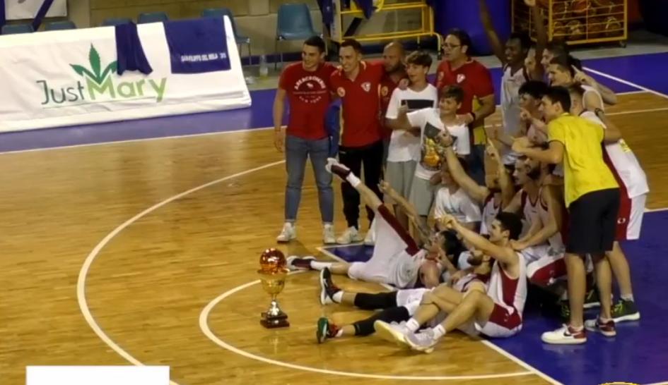 La Just Mary Messina premiata con la coppa, festeggia la vittoria in serie C Silver