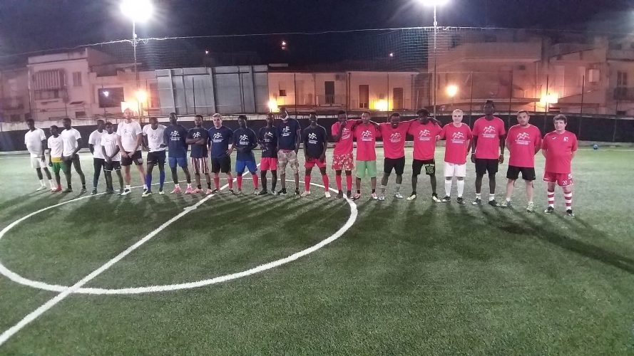 Barcellona Pozzo di Gotto, il triangolare dell’integrazione Si è svolto ieri sera a Barcellona Pozzo di Gotto un triangolare di calcio tra i beneficiari del progetto SAI del Comune, cittadini e rappresentanti dell’Ente Locale. La manifestazione era inserita nel programma di appuntamenti promosso dalla cooperativa sociale Badia Grande per la Giornata Mondiale del Rifugiato 2021. Una manifestazione sportiva all’insegna della sana competizione, dell’integrazione e dell’accoglienza nello spirito con cui viene celebrata la Giornata del Rifugiato, un’occasione per conoscere coloro che vengono da un altro Paese, portando con sé spesso tanta sofferenza, per costruire un nuovo futuro in Italia che garantisca loro il rispetto dei diritti civili e l’assolvimento dei propri doveri. "La giornata del rifugiato 2021 del SAI di di Barcellona si è conclusa- ha detto l'operatrice Chiara Lo Presti- La squadra bianca ha vinto la coppa del triangolare, ma mi sento di dire che tutti ne sono usciti vittoriosi! Il fair play di tutti i partecipanti di stasera, in campo e fuori dal campo, è la dimostrazione che lo sport può smuovere le coscienze e animare di buoni intenti". Quello di ieri è stato il secondo appuntamento sportivo della settimana promosso dalla cooperativa sociale Badia Grande per la Giornata del Rifugiato. Era presente, tra gli altri, anche l'assessore comunale ai servizi sociali e politiche giovanili Roberto Molino. Il primo triangolare si era svolto a Trapani tra i beneficiari dei SAI di Valderice, Alcamo e Trapani e l’ASD Giudecca di Erice. Sabato pomeriggio a Marsala, invece, si svolgerà l’evento conclusivo con, nella prima parte, un talk sul tema #ripartiamo dal SAI- Riflettiamo insieme “Verso un NOI…sempre più grande”, a cui prenderanno parte rappresentanti istituzionali ed esperti, e nella seconda, un’esposizione di prodotti artigianali e tanta musica. La cooperativa sociale Badia Grande ringrazia il sindaco Calabrò e tutta l’amministrazione comunale di Barcellona Pozzo di Gotto ed i cittadini che hanno partecipato all’iniziativa di ieri sera.