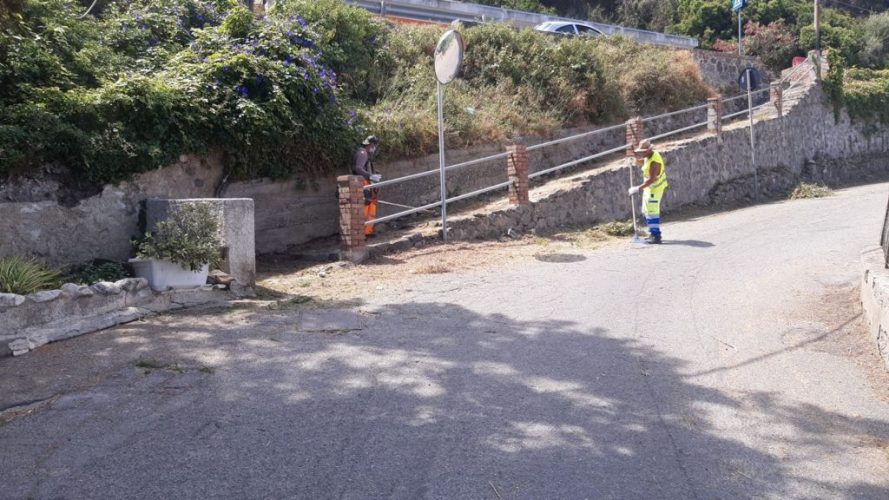 Operatori a lavoro per scerbatura