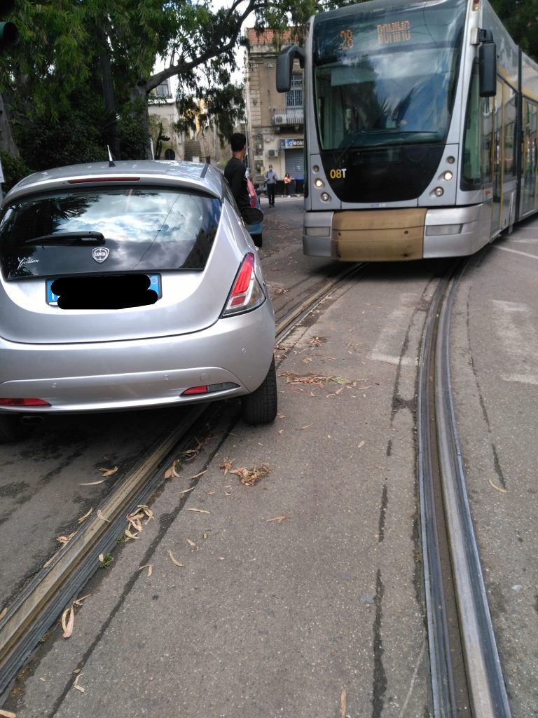 messina, auto parcheggiata sulle rotaie del tram