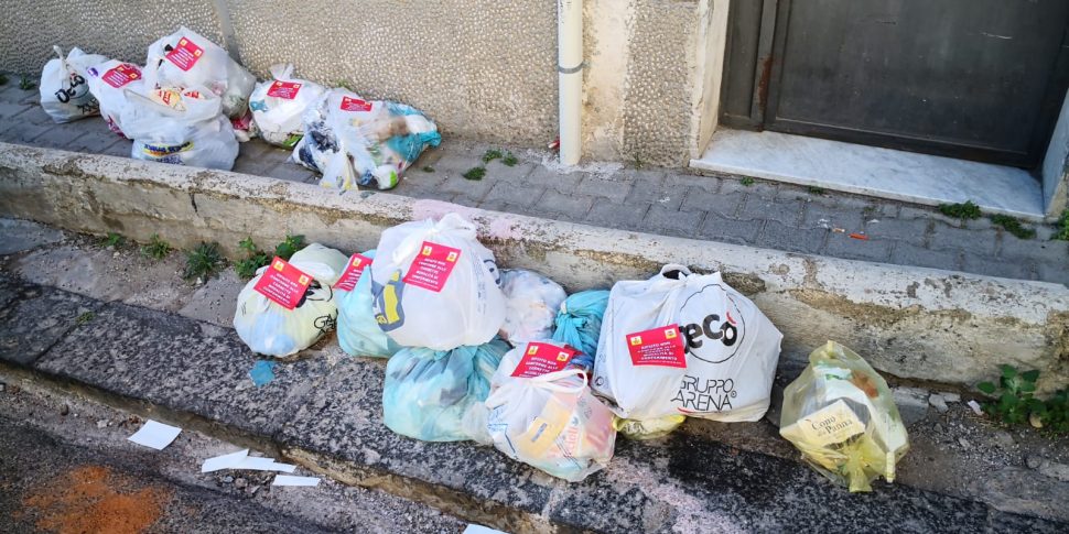 Messina. Sacchetti di spazzatura irregolari in strada
