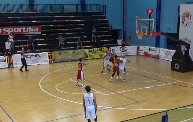 Una fase di gioco tra la just mary messina ospite della virtus molfetta in gara 2 delle semifinali promozione