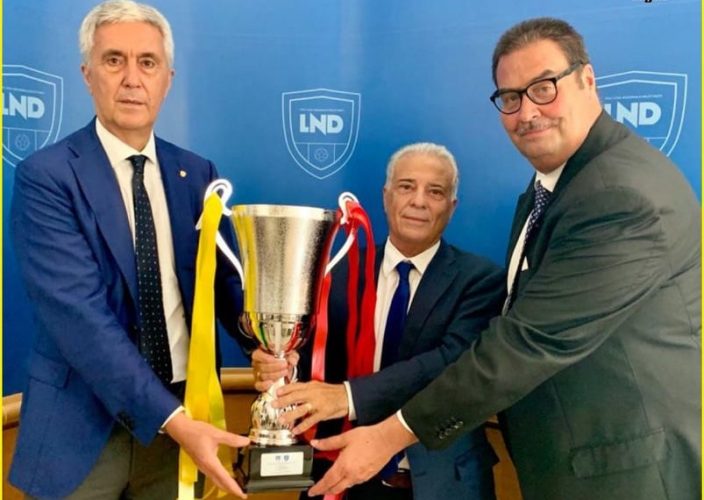 Consegna Coppa della LND al presidente dell'Acr Messina Pietro Sciotto da parte del presidente Sibilia e del coordinatore avv. Luigi Barbiero