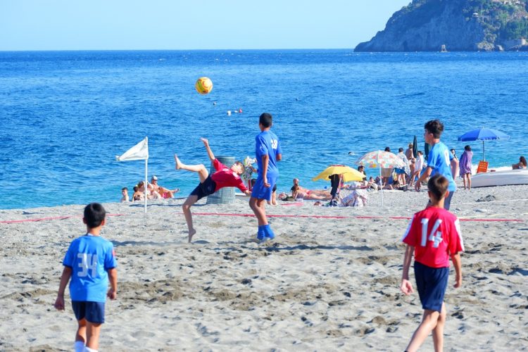 Una spettacolare fase di gioco del torneo beach soccer a Letojanni