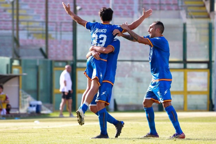 I giocatori dell'Fc Messina festeggiano il gol del pareggio di Bianco contro l'Acireale