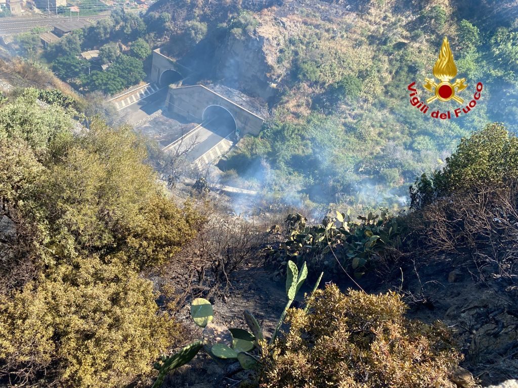 incendio Messina 10 luglio 2021 VdF