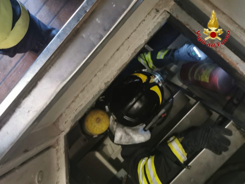 incendio motonave lipari 230721