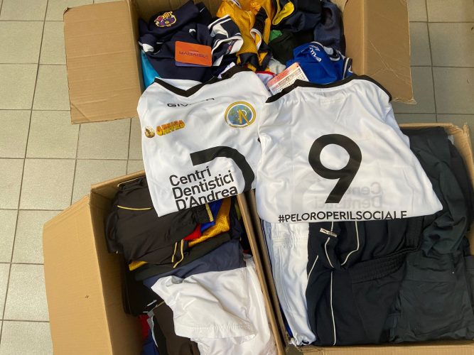 La Nuova Peloro ha raccolto materiale sportivo e presto lo donerà inviandolo in Africa