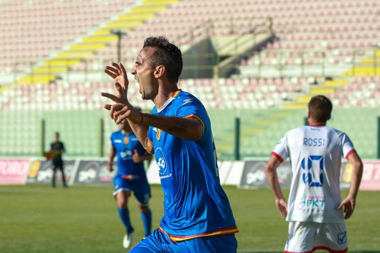 L'esultanza di Pablo Caballero dopo aver segnato la rete per l'Fc Messina in finale playoff contro la Gelbison