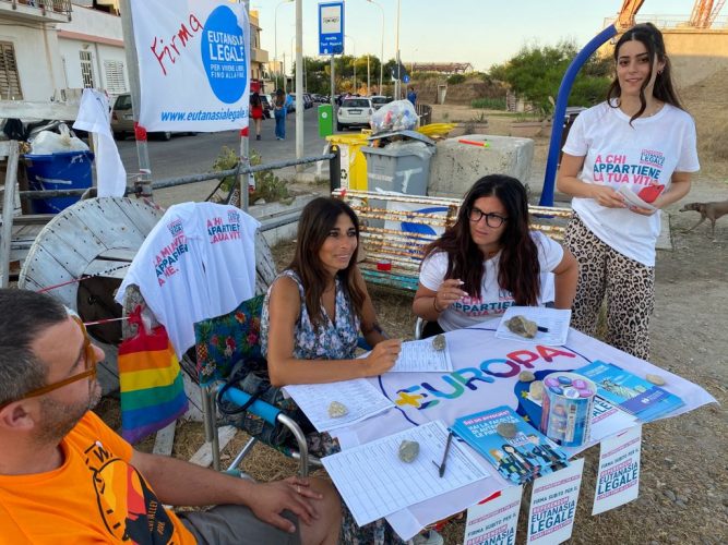 Eutanasia Legale Anche Oggi La Raccolta Firme Per Il Referendum Ecco 