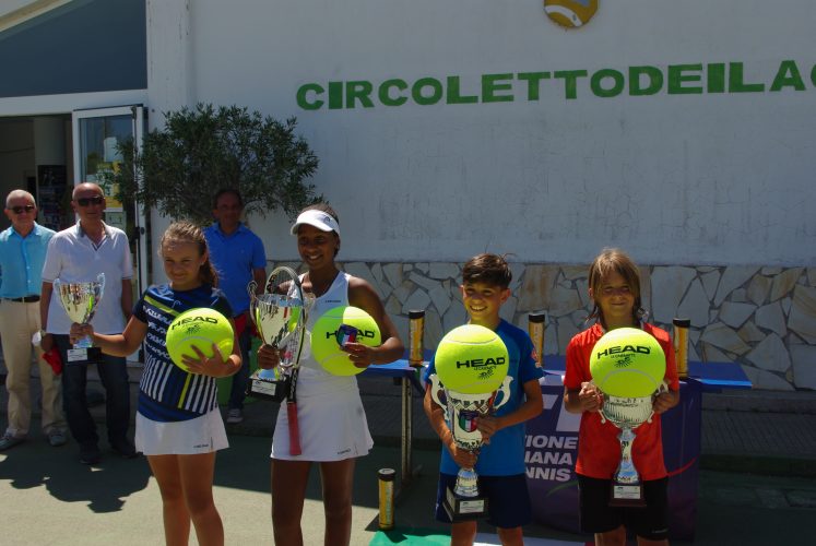 Al centro i due vincitori Altea Cieno e Bruno Condorelli, a sinistra Matilde Maddalena e a destra Francesco Ferro