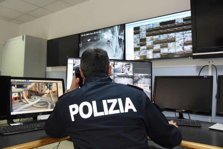 Messina Tenta Di Uccidere La Moglie Salvata Dalla Figlia Arrestato 