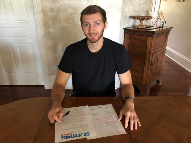 Il momento della firma per l'italoamericano Adam Gotelli che giocherà con la Basket School Messina per la prossima stagione in serie C Gold