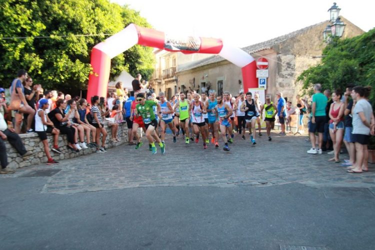 La partenza dell'ultima edizione corsa nel 2019, il 10 agosto si svolgerà la 7ª edizione del Trofeo Podistico Città di Savoca