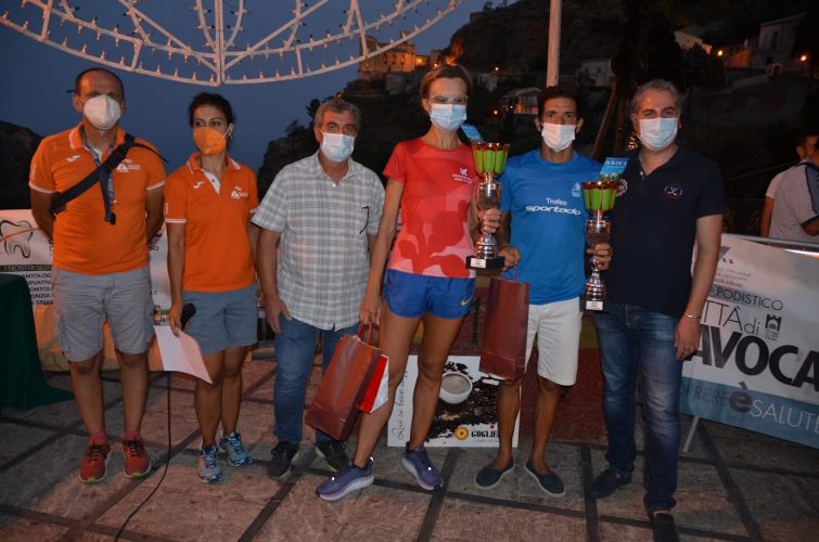 Premiazione vincitori Mortillaro (Podistica Messina) e Sukharyna (Torre Bianca) alla settima edizione del Trofeo Podistico Città di Savoca
