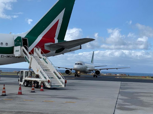 un aereo Alitalia fermo all'Aeroporto dello Stretto di Reggio Calabria