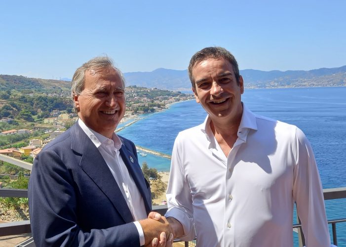 Luigi Brugnaro e Roberto Occhiuto insieme ad Altafiumara, stretta di mano - 24.8.2021
