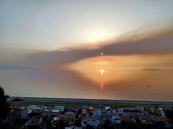 incendio castel di lucio nebrodi agosto 2021 nube vista da Milazzo