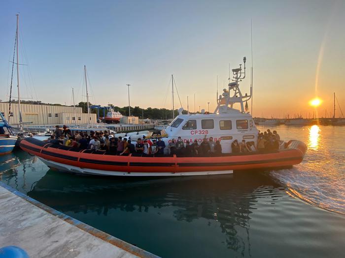Sbarco a Roccella Jonica (23 agosto 2021), approdo per un centinaio d'extracomunitari