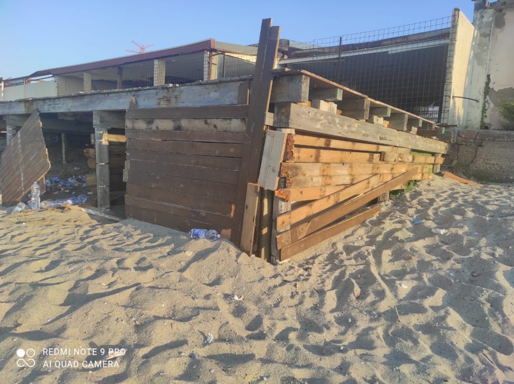 EX LOCALE RIVIERA DIVENTATO BARACCA ABUSIVA a Messina