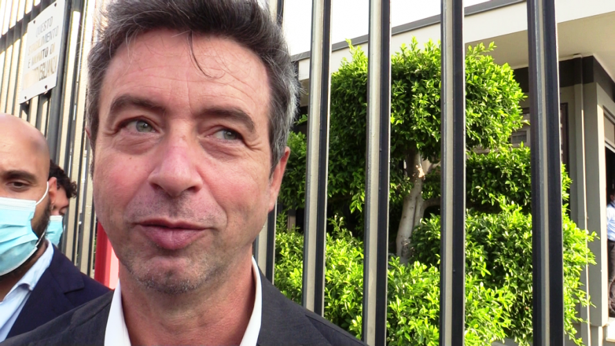 Andrea Orlando, ministro del Lavoro, davanti ai cancelli dell'Hitachi Rail di Reggio Calabria (29.9.2021)