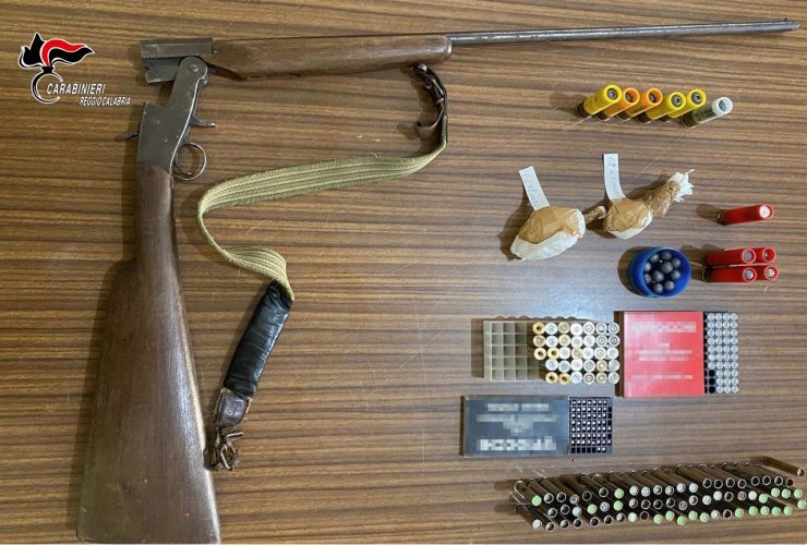 Caulonia, il fucile e le munizioni trovate in casa all'operaio incensurato arrestato dai Carabinieri