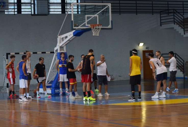 Coach Sidoti a colloquio con la squadra