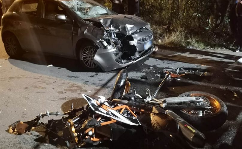 Gioia Tauro (RC), violento scontro tra moto e auto. Centauro perde la vita