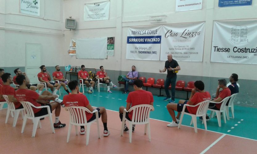 Franco Bertoli ha incontrato alla palestra Letterio Barca i componenti della squadra Volley Letojanni