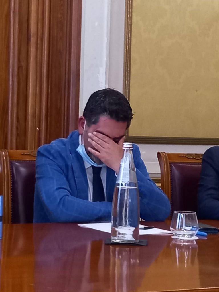 L'assessore comunale Paolo Brunetti in un momento di stanchezza durante la conferenza stampa sui rifiuti del 13.10.2021