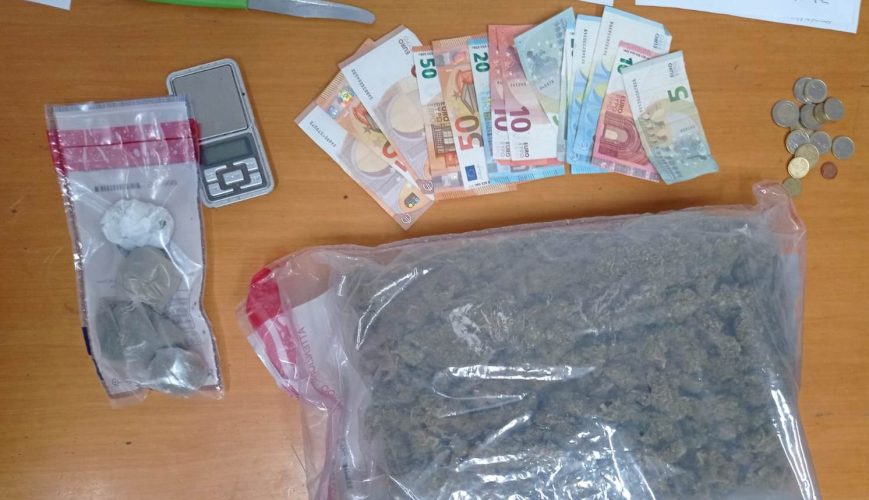 La marijuana ritrovata in casa al pusher arrestato