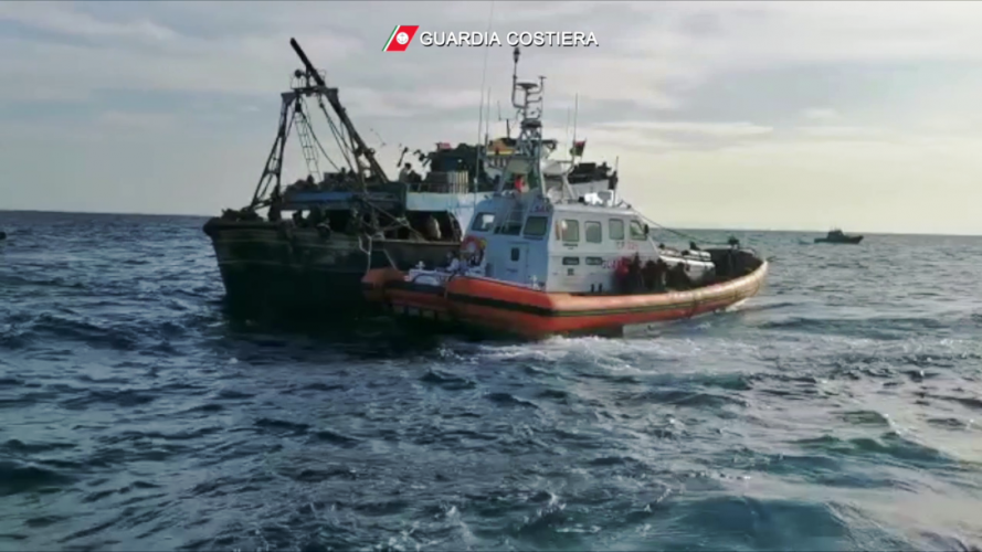 Salvataggio di 339 migranti su un peschereccio al largo di Roccella Jonica da parte della Guardia costiera