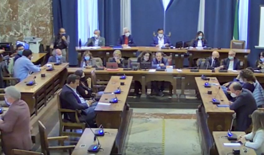 Consiglio comunale con De Luca