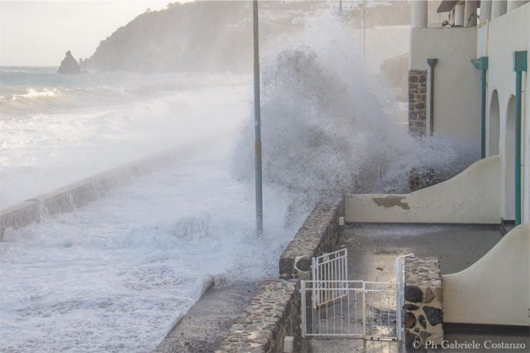 Isole Eolie isolate per il forte vento