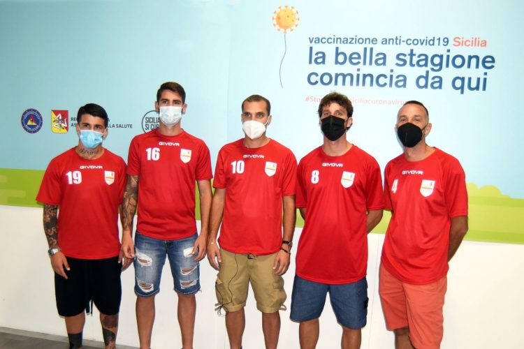 alcuni giocatori del Messina, tra cui Simonetti e Damian, partecipano alle iniziative sport vax per sensibilizzare alla vaccinazione