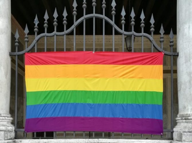 La bandiera arcobaleno, simbolo del movimento Lgbt