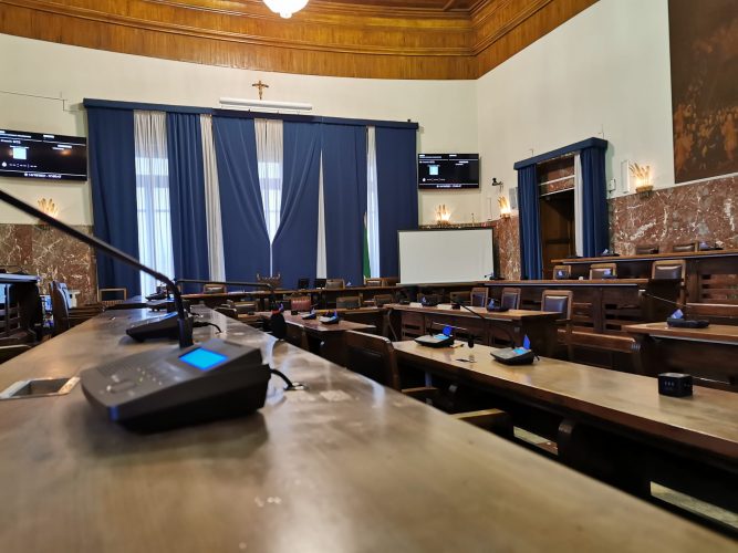 Messina. Il trono vuoto della presidenza del Consiglio: il fantasma di De Luca