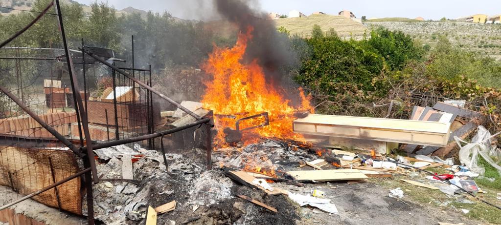 Discariche a cielo aperto, il falò dei rifiuti VIDEO