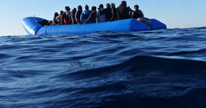 I migranti al porto di Catania: scendono tutti i dalla "Geo Barents"