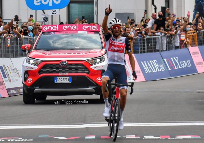 Nibali festeggia braccia al cielo sul traguardo di Mascali, quarta e ultima tappa del Giro di Sicilia 2021 che il messinese ha vinto