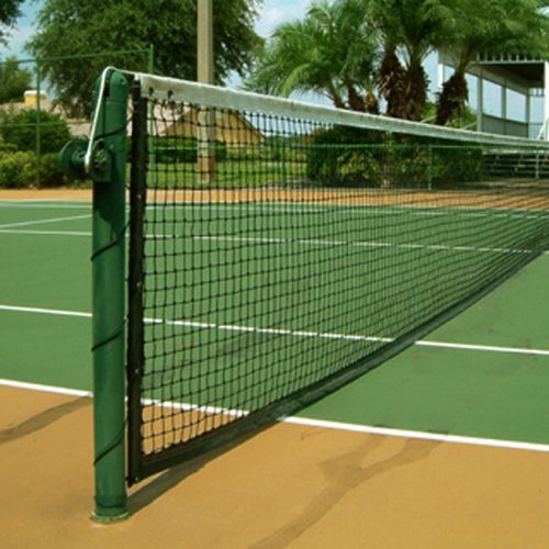 La rete (primo piano) di un campo da tennis