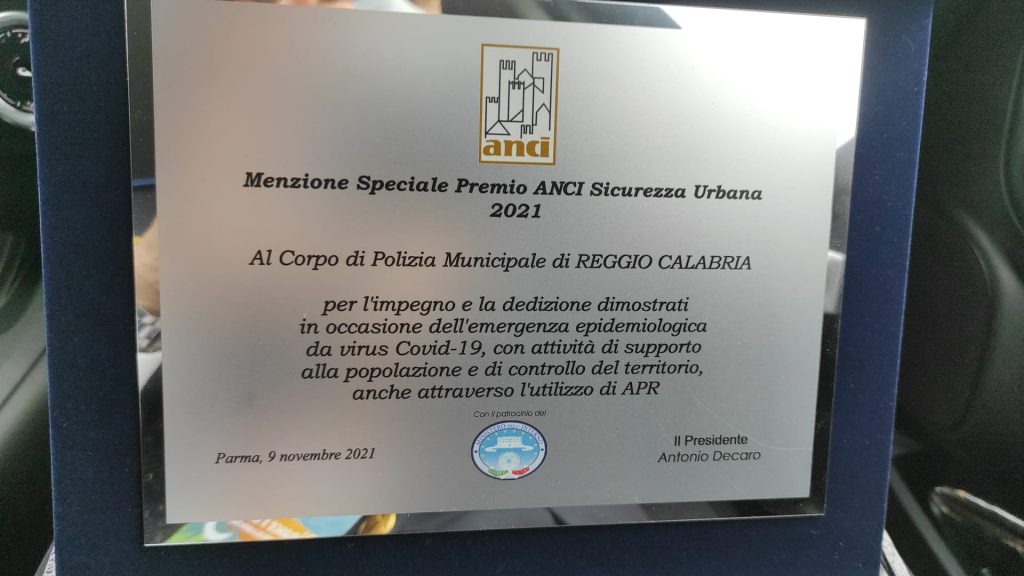 La targa per la Polizia municipale di Reggio Calabria in occasione del premio "Sicurezza urbana" 2021