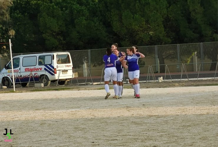 Festeggiano il gol vittoria le ragazze della Jsl Women che vincono l'andata del primo turno di coppa italia di calcio femminile