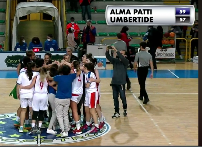 I festeggiamenti dell'Alma Patti dopo la vittoria in campionato contro Umbertide