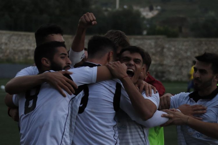 L'esultanza della Jonica al gol vittoria di Micoli, vince Igea che torna prima in classifica