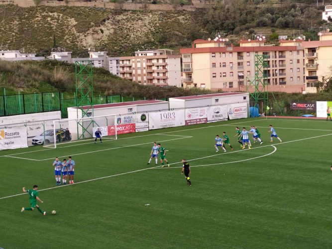 Punizione di Giovanni Giordano, gescal messina ha ospitato al despar stadium il città di calatabiano nell'andata dei sedicesimi di finale di coppa italia promozione